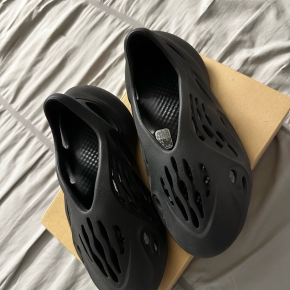 Yeezy Foam Runners - Picture 2 of 3